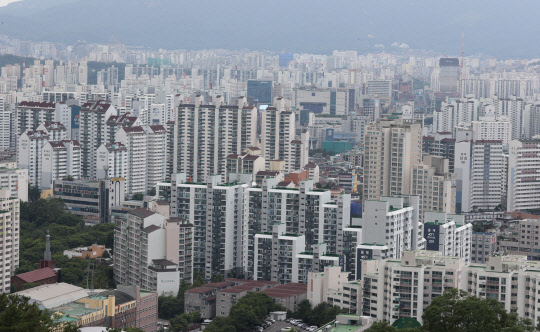 더불어민주당과 정부가 저소득 고령자를 대상으로 종합부동산세 납부 시기를 늦춰주는 '과세이연제'를 부동산세 부담 완화 대책의 일환으로 검토 중이다. 연합뉴스